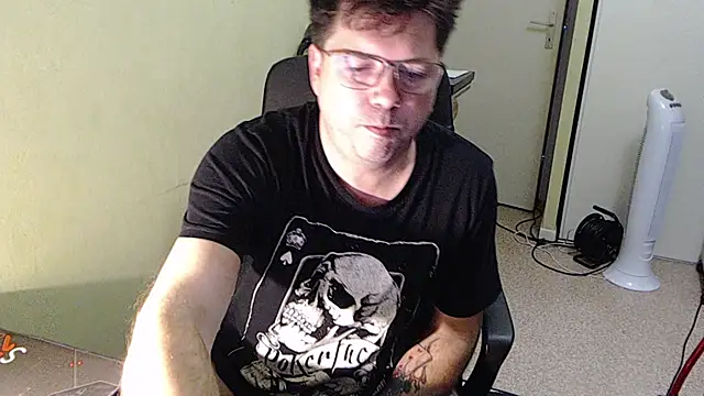 Snapshot of blueandwhite1 chatting on 11/12/25, 08:59 blueandwhite1 online show from 11/12/25, 08:59