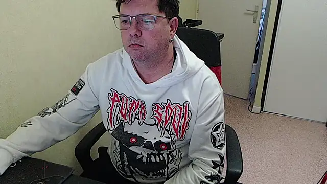 Snapshot of blueandwhite1 chatting on 11/18/25, 03:49 blueandwhite1 online show from 11/18/25, 03:49