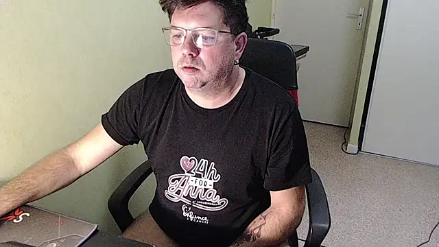 Snapshot of blueandwhite1 chatting on 11/20/25, 03:56 blueandwhite1 online show from 11/20/25, 03:56