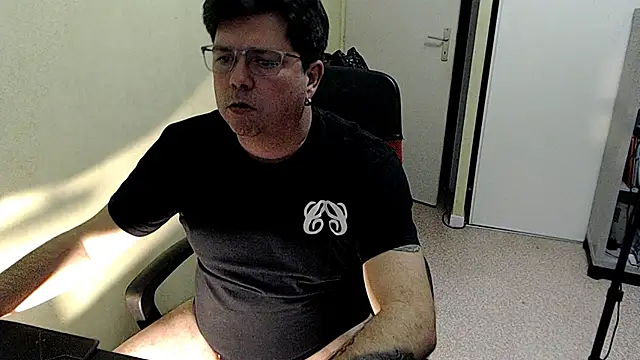 Snapshot of blueandwhite1 chatting on 12/02/25, 03:51 blueandwhite1 online show from 12/02/25, 03:51