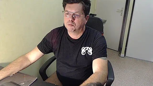 Snapshot of blueandwhite1 chatting on 12/04/25, 03:43 blueandwhite1 online show from 12/04/25, 03:43