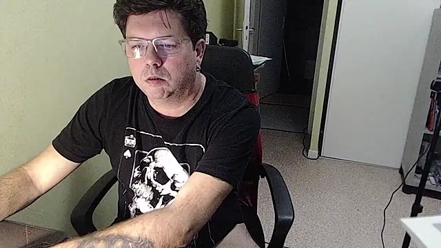 Snapshot of blueandwhite1 chatting on 12/16/25, 04:01 blueandwhite1 online show from 12/16/25, 04:01