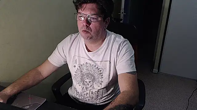 Snapshot of blueandwhite1 chatting on 12/21/25, 08:10 blueandwhite1 online show from 12/21/25, 08:10