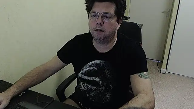 Snapshot of blueandwhite1 chatting on 01/09/26, 04:32 blueandwhite1 online show from 01/09/26, 04:32