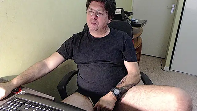 Snapshot of blueandwhite1 chatting on 01/13/26, 05:29 blueandwhite1 online show from 01/13/26, 05:29