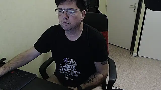 Snapshot of blueandwhite1 chatting on 02/10/26, 03:27 blueandwhite1 online show from 02/10/26, 03:27