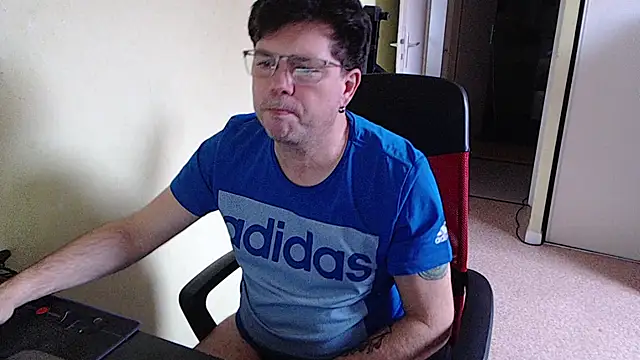 Snapshot of blueandwhite1 chatting on 02/17/26, 04:02 blueandwhite1 online show from 02/17/26, 04:02