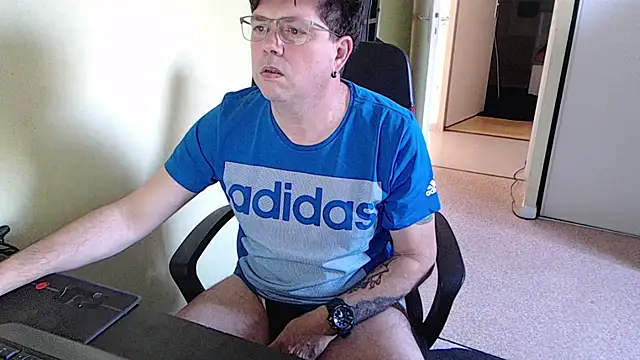 Snapshot of blueandwhite1 chatting on 02/24/26, 03:32 blueandwhite1 online show from 02/24/26, 03:32