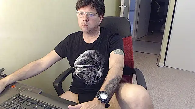 Snapshot of blueandwhite1 chatting on 03/06/26, 04:14 blueandwhite1 online show from 03/06/26, 04:14