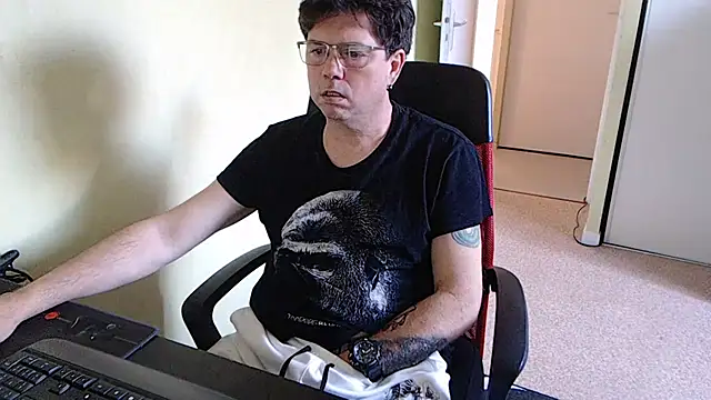 Snapshot of blueandwhite1 chatting on 03/09/26, 04:44 blueandwhite1 online show from 03/09/26, 04:44