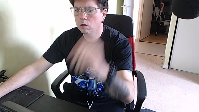 Snapshot of blueandwhite1 chatting on 03/13/26, 03:18 blueandwhite1 online show from 03/13/26, 03:18