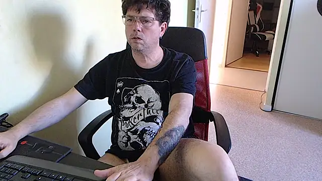 Snapshot of blueandwhite1 chatting on 03/17/26, 03:26 blueandwhite1 online show from 03/17/26, 03:26