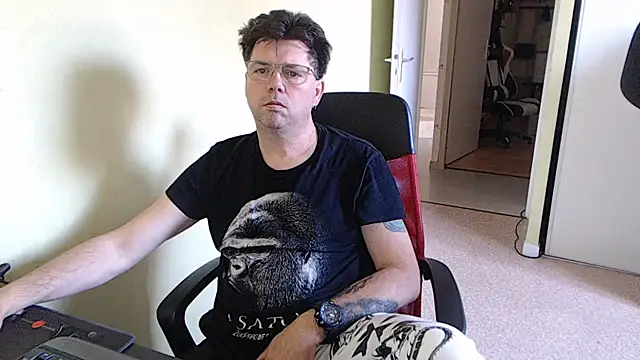 Snapshot of blueandwhite1 chatting on 03/21/26, 08:52 blueandwhite1 online show from 03/21/26, 08:52