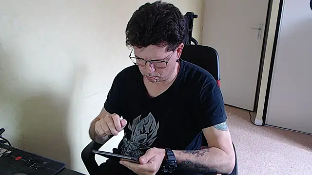 Snapshot of blueandwhite1 chatting on 03/30/26, 03:46 blueandwhite1 online show from 03/30/26, 03:46