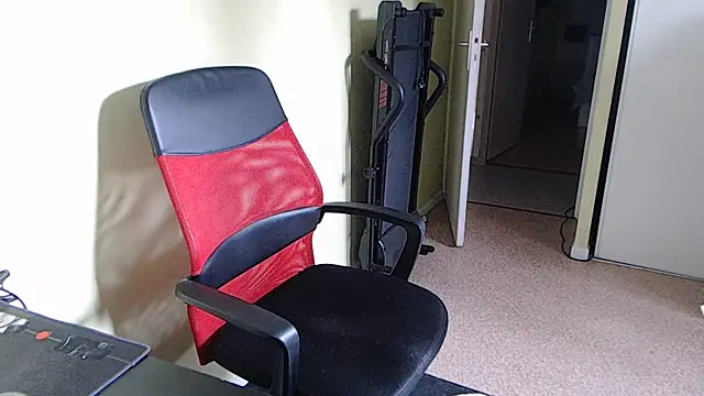 Snapshot of blueandwhite1 chatting on 03/31/26, 02:28 blueandwhite1 online show from 03/31/26, 02:28