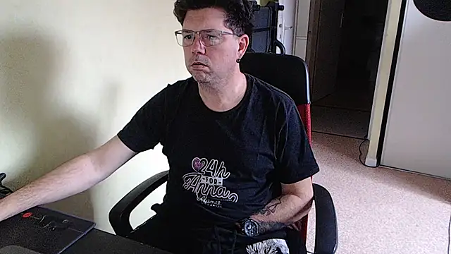 Snapshot of blueandwhite1 chatting on 04/01/26, 02:36 blueandwhite1 online show from 04/01/26, 02:36