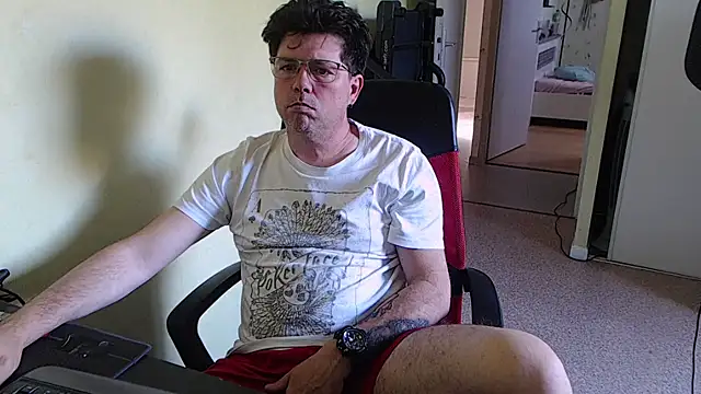 Snapshot of blueandwhite1 chatting on 04/08/26, 02:28 blueandwhite1 online show from 04/08/26, 02:28