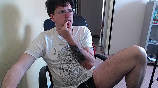 Snapshot of blueandwhite1 chatting on 04/14/26, 07:03 blueandwhite1 online show from 04/14/26, 07:03