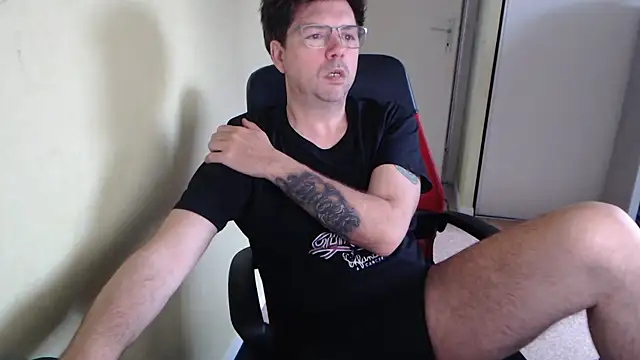 Snapshot of blueandwhite1 chatting on 04/18/26, 07:01 blueandwhite1 online show from 04/18/26, 07:01