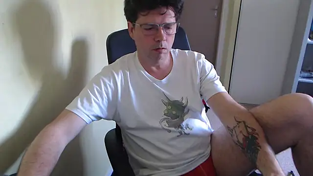 Snapshot of blueandwhite1 chatting on 04/21/26, 02:34 blueandwhite1 online show from 04/21/26, 02:34