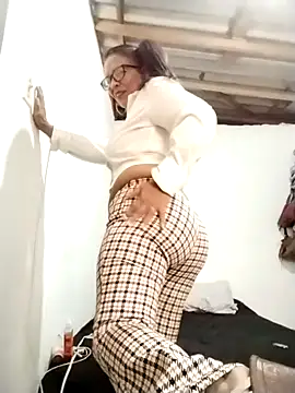 Snapshot of Africa_moont chatting on 09/17/25, 07:26 Africa moont online show from 09/17/25, 07:26