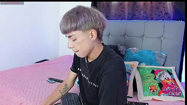 Snapshot of Playboy_Andersex chatting on 10/20/25, 08:53 Playboy Andersex online show from 10/20/25, 08:53