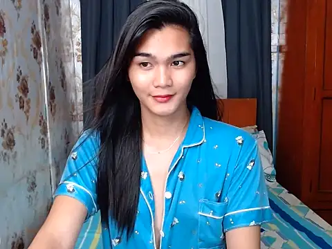 lady in moon online show from 10/22/25, 07:52