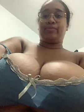 Snapshot of Yera_brown69 chatting on 12/14/25, 01:22 Yera brown69 online show from 12/14/25, 01:22