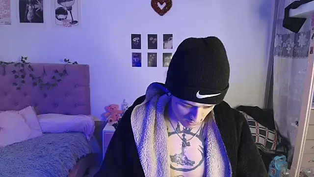 2cyboy  online show from 10/06/25, 08:17