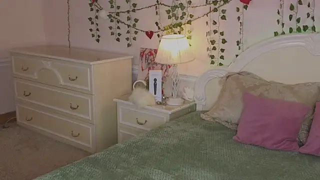 Snapshot of Sonia_Meow chatting on 09/15/25, 06:02 Sonia Meow online show from 09/15/25, 06:02