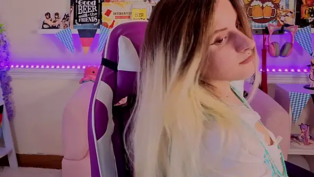 Snapshot of Sonia_Meow chatting on 09/26/25, 05:22 Sonia Meow online show from 09/26/25, 05:22