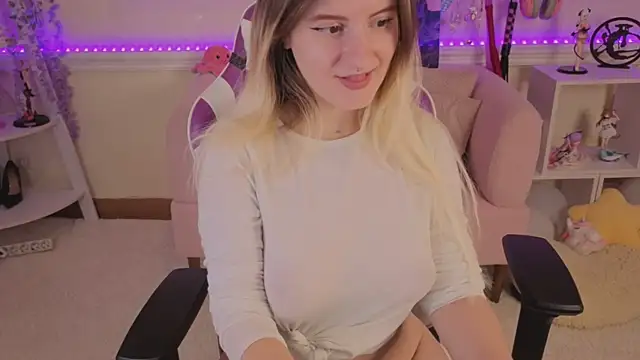 Snapshot of Sonia_Meow chatting on 10/14/25, 05:30 Sonia Meow online show from 10/14/25, 05:30