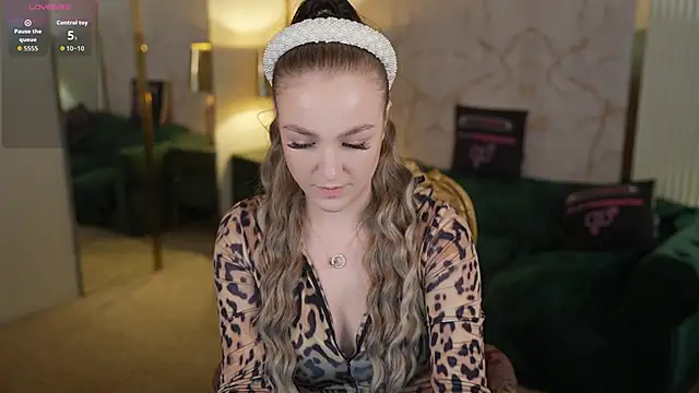 Snapshot of Ella_054 chatting on 10/30/25, 06:19 Ella 054 online show from 10/30/25, 06:19