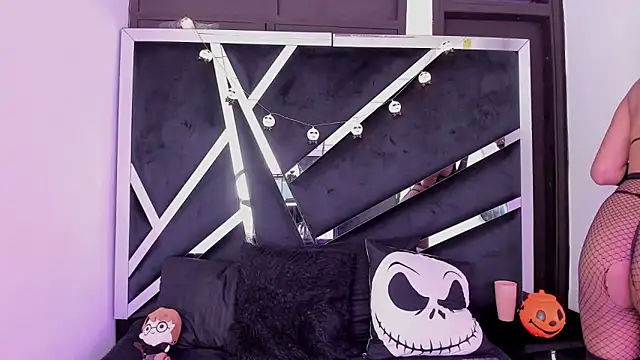 natsumiht online show from 10/28/25, 05:11