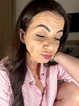 Snapshot of Roxanne_Skye chatting on 09/23/25, 04:43 Roxanne Skye online show from 09/23/25, 04:43