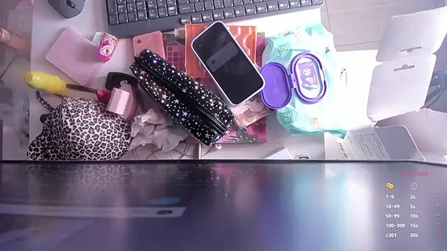 Snapshot of ela_petit chatting on 10/30/25, 09:37 ela petit online show from 10/30/25, 09:37