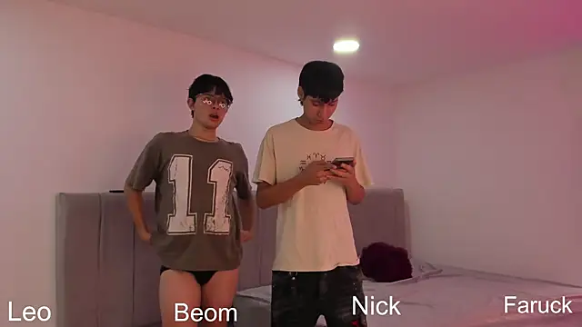 Snapshot of Handsomeboyss19 chatting on 09/12/25, 10:43 Handsomeboyss19 online show from 09/12/25, 10:43