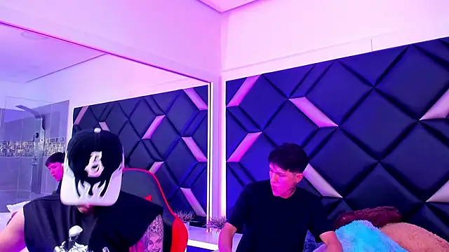 Snapshot of Handsomeboyss19 chatting on 10/17/25, 02:48 Handsomeboyss19 online show from 10/17/25, 02:48