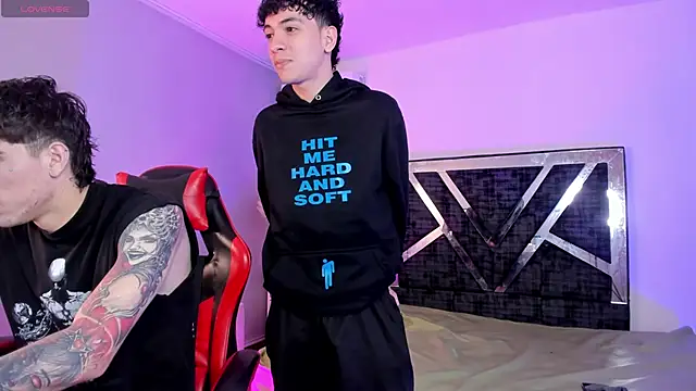 Snapshot of Handsomeboyss19 chatting on 04/21/26, 02:37 Handsomeboyss19 online show from 04/21/26, 02:37