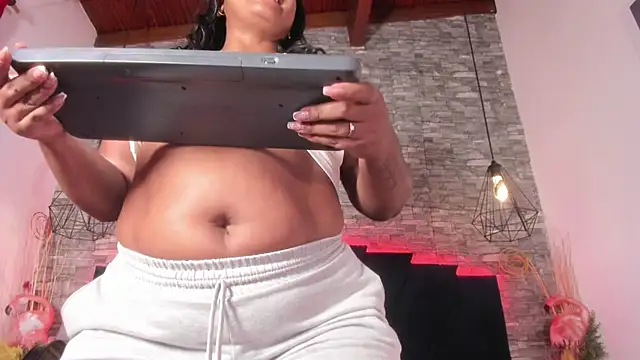 Snapshot of Emily_Brown18 chatting on 04/15/26, 04:19 Emily Brown18 online show from 04/15/26, 04:19