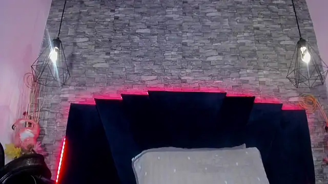 Snapshot of Emily_Brown18 chatting on 04/16/26, 04:13 Emily Brown18 online show from 04/16/26, 04:13