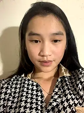 Snapshot of -Lie-06 chatting on 10/19/25, 12:50 -Lie-06 online show from 10/19/25, 12:50