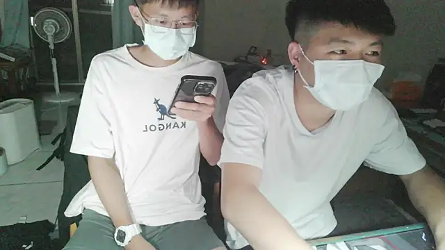 Snapshot of zhu000000 chatting on 04/10/26, 02:33 zhu000000 online show from 04/10/26, 02:33