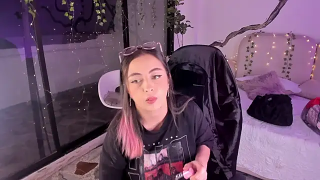 SarahCastro1  online show from 11/11/25, 05:07