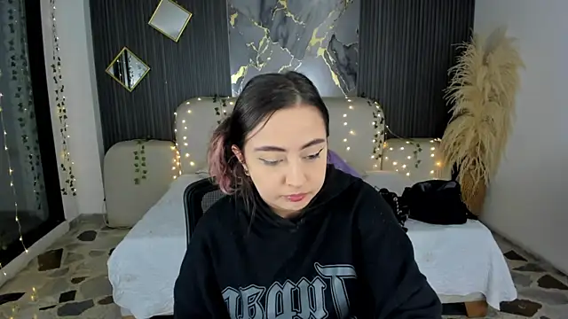 SarahCastro1  online show from 01/06/26, 04:16