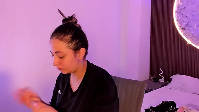 Snapshot of SarahCastro1_ chatting on 06/17/26, 12:24 SarahCastro1 online show from 06/17/26, 12:24