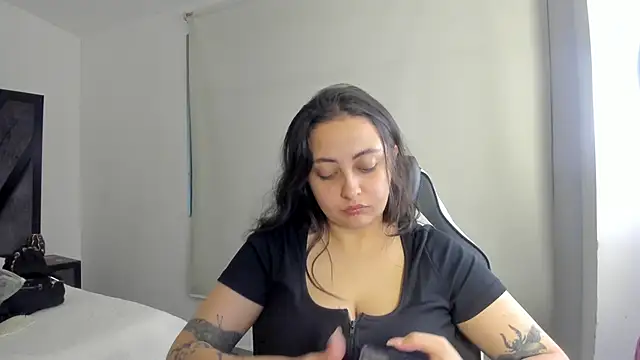 Snapshot of SarahCastro1_ chatting on 06/23/26, 12:41 SarahCastro1 online show from 06/23/26, 12:41