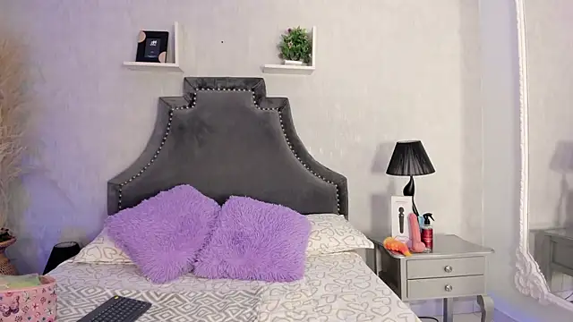 Snapshot of SarahCastro1_ chatting on 07/19/26, 04:27 SarahCastro1 online show from 07/19/26, 04:27