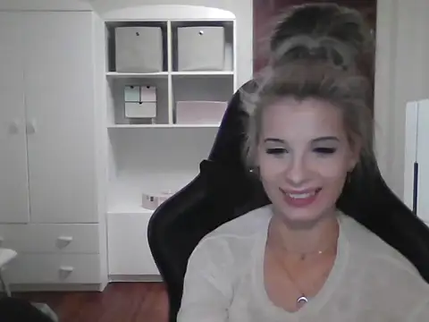 KristineGlow online show from 10/10/25, 06:18