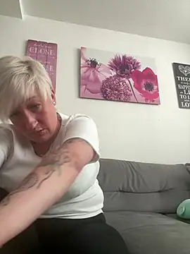 Snapshot of Rozendefotz chatting on 04/22/26, 07:55 Rozendefotz online show from 04/22/26, 07:55